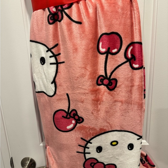 Hello Kitty Cherry Throw 🍒🍒 - Picture 3 of 6